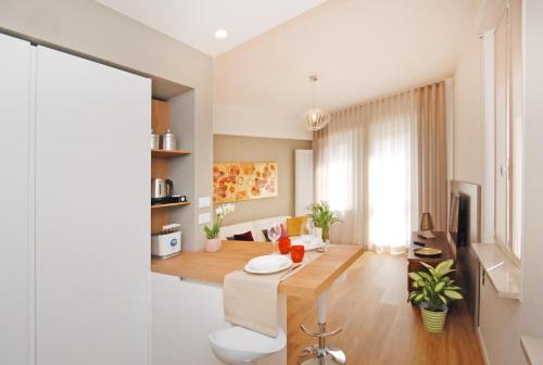 een woonkamer met een bank en een tafel bij Suite Manin in Treviso