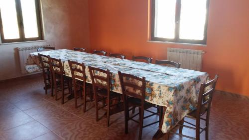 a dining room with a table and some chairs at Domus Quarticelli Costa dei Trabocchi in Torino di Sangro