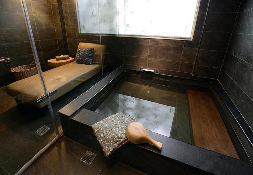 Salle de bains dans l'établissement Yunoyado Onsen Hot Spring Hotel -Xinyi Branch