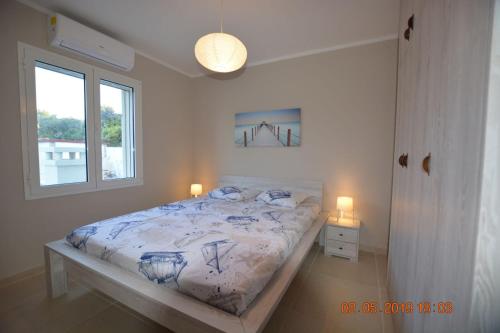 Llit o llits en una habitació de Sealodge - Luxe Villa, private pool, mooring, parking, sea & mountain view, at 150 m from idyllic private beach