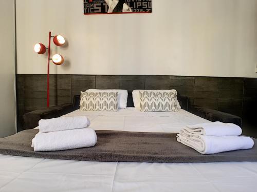 un lit avec deux oreillers dessus dans l'établissement Nestor&Jeeves - RED TOUCH - Central - Close sea, à Nice