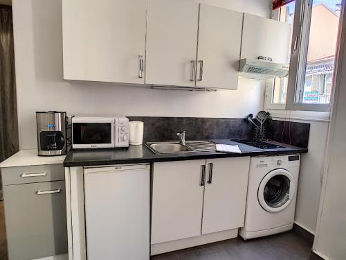 une cuisine blanche avec un évier et un micro-ondes dans l'établissement Nestor&Jeeves - RED TOUCH - Central - Close sea, à Nice
