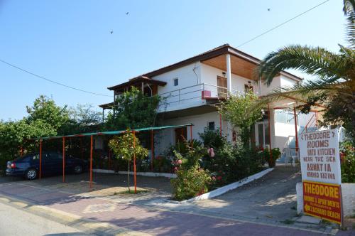 une maison avec un panneau devant elle dans l'établissement Theodore Apartments, à Zakharo