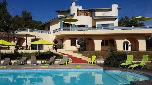 una casa con piscina frente a una casa en Le Mas de Chartreuse, en Miribel-les-Échelles