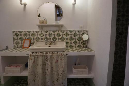y baño con lavabo y espejo. en Maison d'Hôtes La Honas, en La Rochette-du-Buis