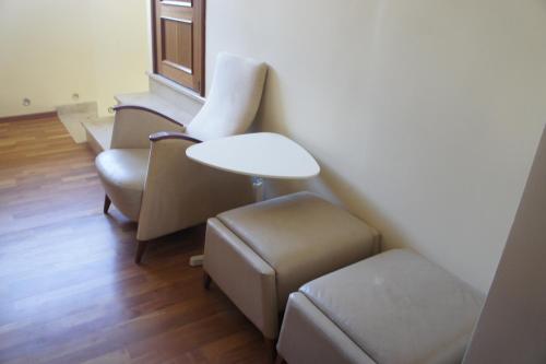 a room with two chairs and a table and a stool at Biały Słoń in Gdynia