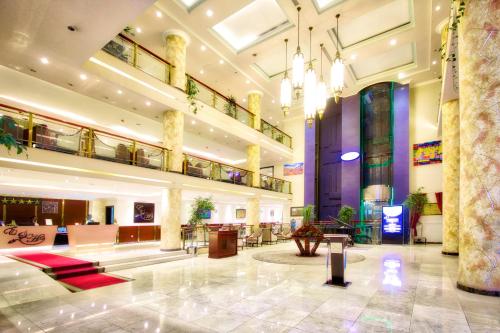 un hall d'un hôtel avec un grand bâtiment dans l'établissement Elilly International Hotel, à Addis-Abeba