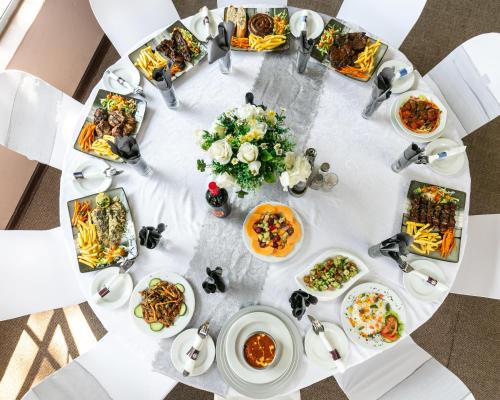 Makanan di atau berdekatan hotel