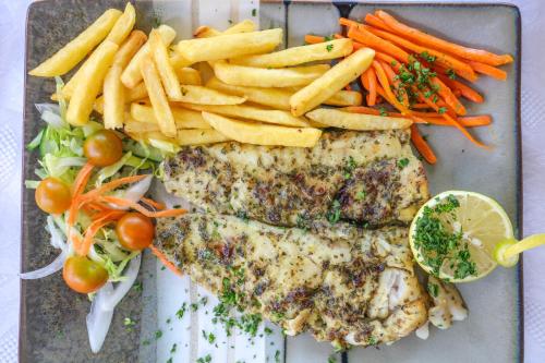 Makanan di atau berdekatan hotel