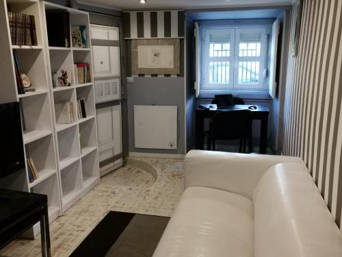 リスボンにあるDoBairro Suites at Principe Realのリビングルーム(白いソファ、デスク付)