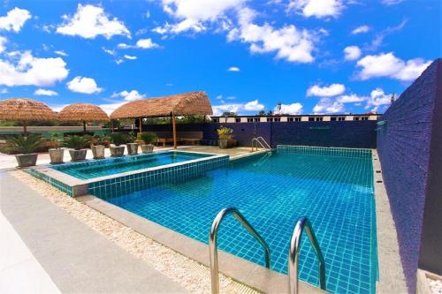 una piscina en un complejo con cielo azul en OK Phuket, en Kata Beach