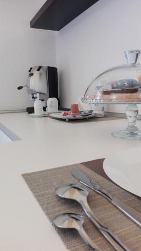 een tafel met wat bestek op een toonbank bij B&B del Corso in Crispiano