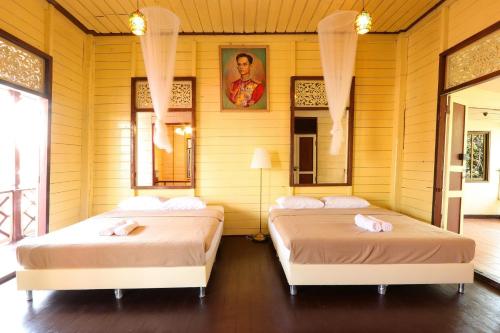 Giường trong phòng chung tại Baankhon Private room in Thai house Adult only Check in by yourself