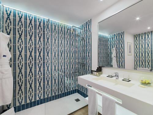 a bathroom with a sink and a mirror at H10 Ocean Dunas - Adults Only in Corralejo