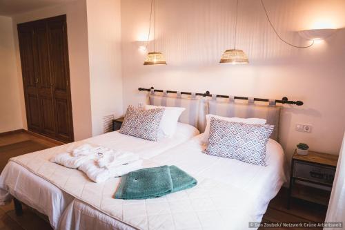 a bedroom with a bed with towels on it at Sa Vaqueria in Porto Cristo