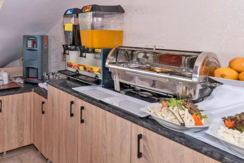 A kitchen or kitchenette at Cihangir Palace Hotel