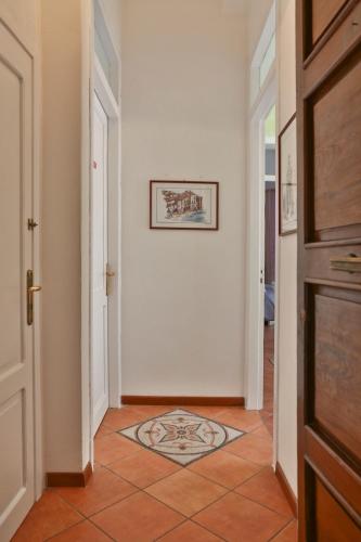a hallway with a door and a tile floor at Garibaldi B&B in Cefalù