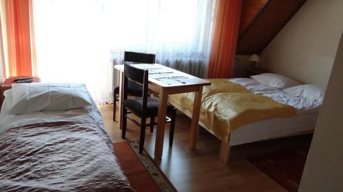シュツァブニツァにあるPokoje Kasprzakのベッドルーム1室(ベッド2台、デスク、椅子付)