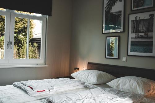 Uma cama ou camas num quarto em Huisje aan Zee