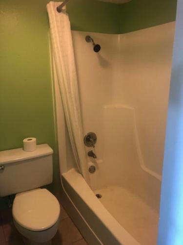 Bathroom sa Seminole Inn