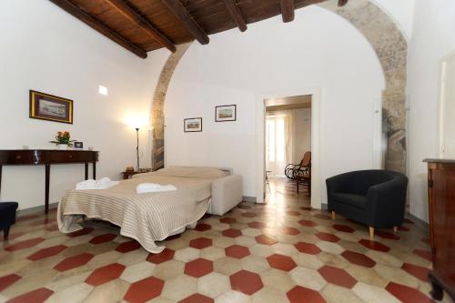 1 dormitorio con cama, escritorio y silla en Casa Conte, en Sorrento