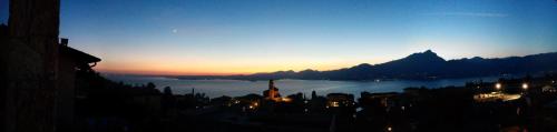 Blick auf eine Stadt bei Sonnenuntergang mit einem Berg in der Unterkunft Le Gemme Suite B&B in Verona