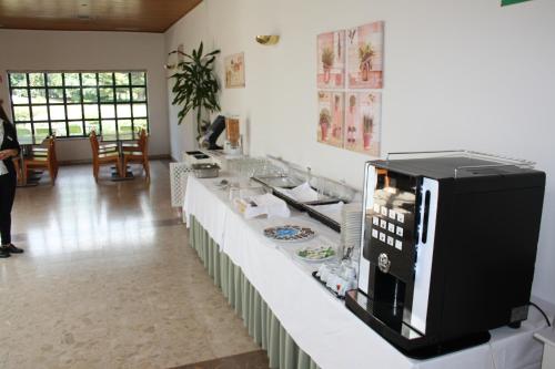 una cocina con encimera y microondas. en Flag Hotel Santarém, en Pernes