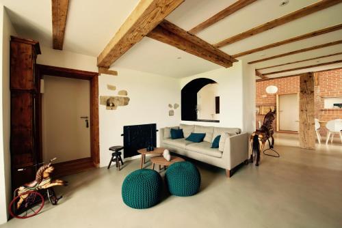 ein Wohnzimmer mit einem Sofa und einem Tisch in der Unterkunft La Ferme de la Praz B&B in La Praz