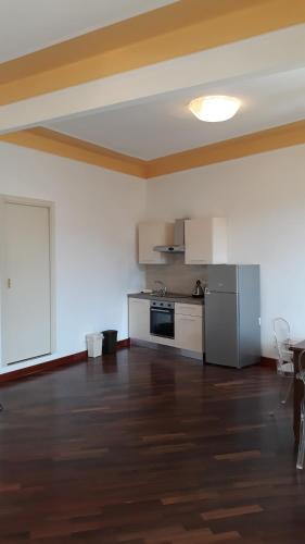 斯培西亚Florian的一间空客厅,内设厨房和桌子