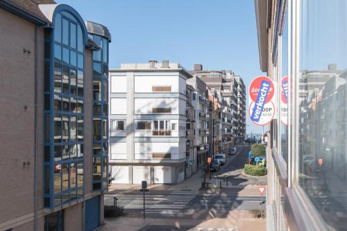 a view of a city street with tall buildings at Studio Algarve in Middelkerke