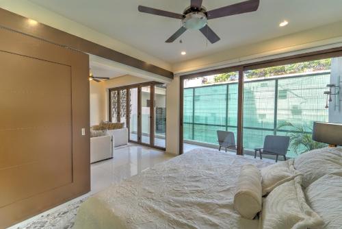 巴亞爾塔港的住宿－Nayri Life & Spa 208，一间卧室配有一张床和吊扇