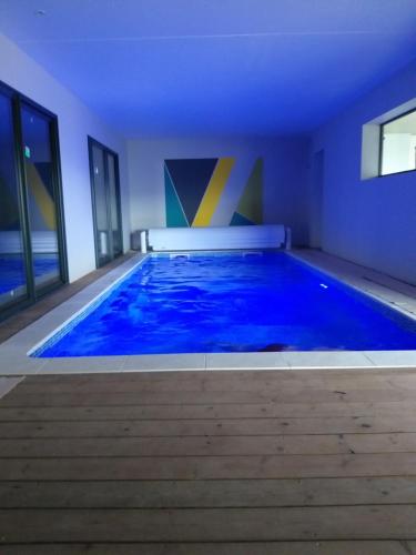 Πισίνα στο ή κοντά στο Maison avec Piscine intérieure privée sans vis à vis chauffée toute l année