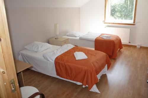 een kamer met twee bedden en een tafel erin bij Toscana Restaurant and Bed & Breakfast in Padborg