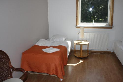 a small room with a bed and a table at Toscana Restaurant and Bed & Breakfast in Padborg