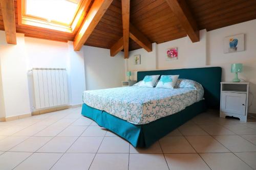 1 dormitorio con cama con sábanas azules y ventana en ANTHONY HOUSE, en Sorrento