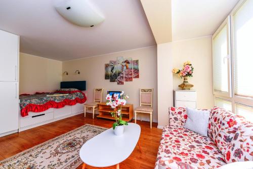 Stilingi apartamentai su virtuve Trakų miesto centre في تراكي: غرفة معيشة مع أريكة وسرير