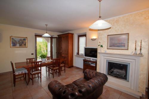 a living room with a couch and a fireplace at La Freccia e il Leone in Pratola Peligna