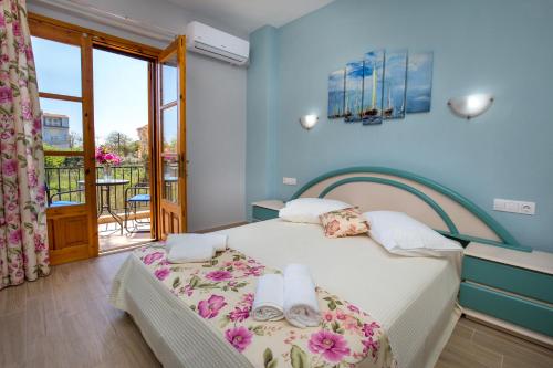 1 dormitorio con 1 cama y balcón en Villa Sotiria Lux, en Limenaria