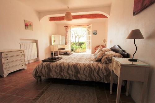 1 dormitorio con 1 cama, vestidor y ventana en COSTE ROUSSE en Callas