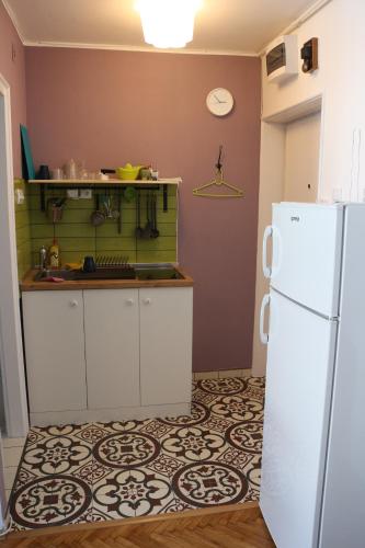 una cucina con un frigorifero bianco in una stanza di Atelier 22 a Belgrado