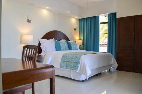 Una cama o camas en una habitación de The Westmarine Waterfront Hotel
