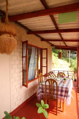 埃拉Hidden Slope Cottage的庭院里配有桌椅的房间