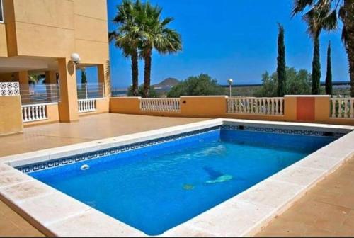 basen przed domem z palmami w obiekcie Mar Menor, La Manga Strip/Best view + Pool w mieście San Blas
