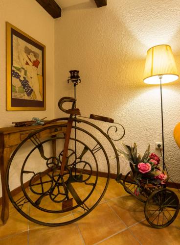 a circular table with a lamp and a vase of flowers at Elaia Villas in Pythagoreio