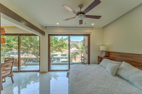 1 dormitorio con 1 cama y ventilador de techo en Nayri Life & Spa 101, en Puerto Vallarta