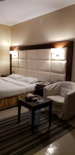 Postel nebo postele na pokoji v ubytování Nuzul Altoot Serviced Apartments