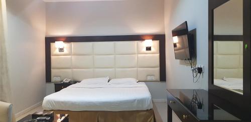 Postel nebo postele na pokoji v ubytování Nuzul Altoot Serviced Apartments