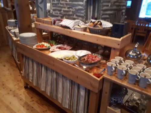 a buffet with plates of food on a table at Ollilan Lomamajat in Kuusamo