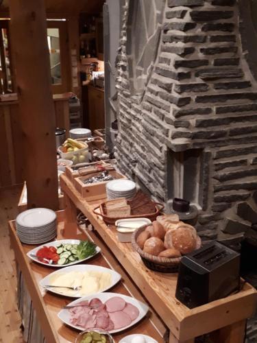 a long table with plates of food on it at Ollilan Lomamajat in Kuusamo