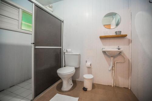 uma casa de banho com um WC e um lavatório em EcoCharme Pousada Arquipélago em Fernando de Noronha